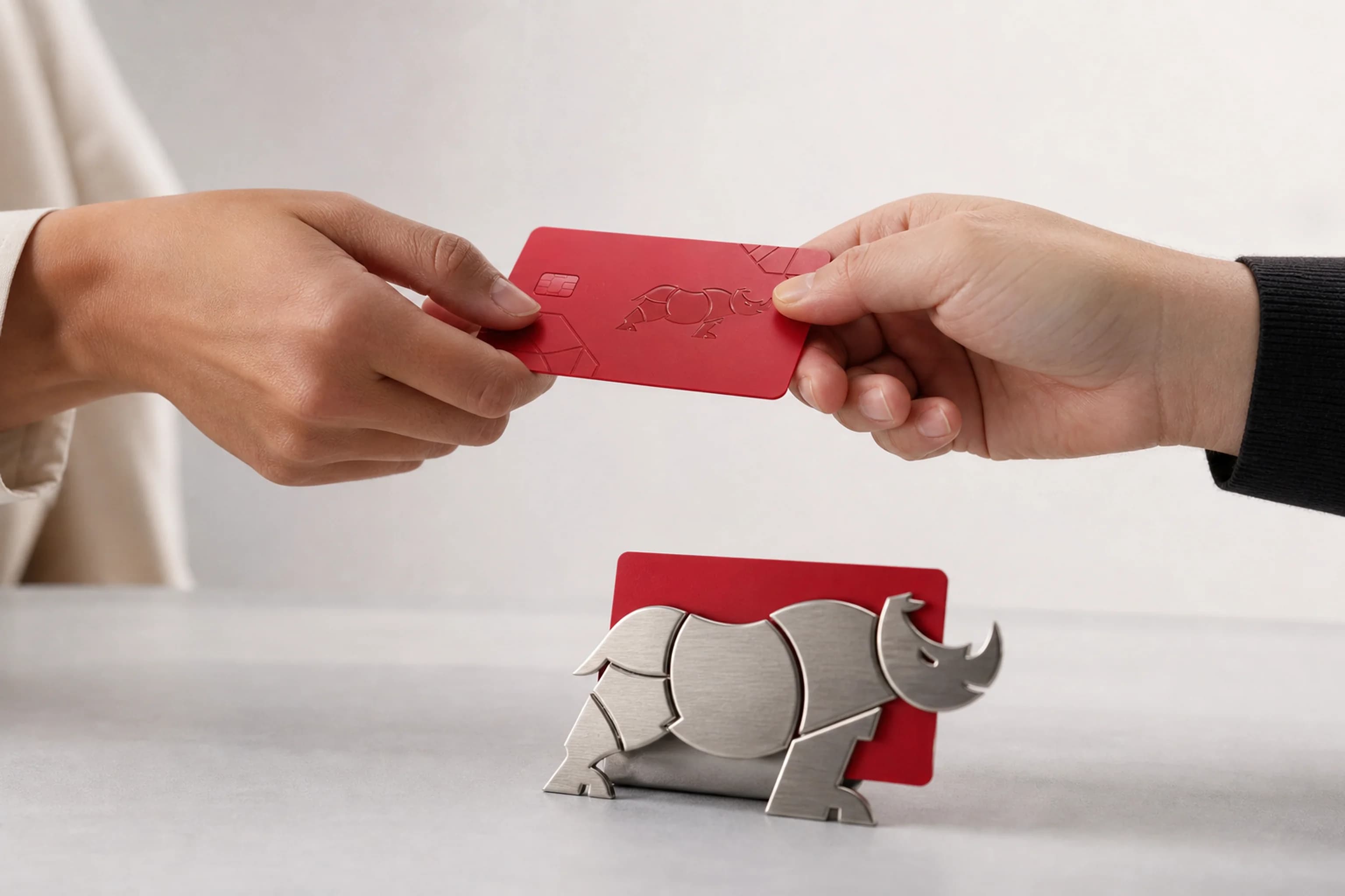 Dispositif clients : une carte de fidélité à points Groupe Rhinos remise de main à main à un client professionnel